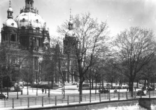 Berlin-Mitte. Dom. Ansicht über den Lustgarten von Westen