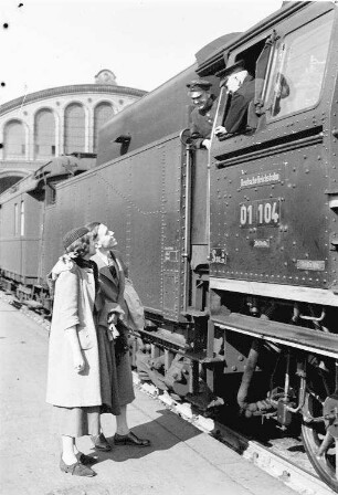 Berlin: Anhalter Bahnhof; Fräulein Böhnstedt und Herr Schlüter sprechen mit Lokomotivführer