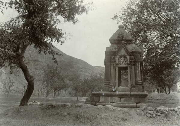 Petit temple dans un paysage montagneux