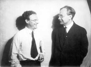 Josef Gielen (1890-1968; Regisseur) und Fritz Peter Buch (1894-1964; Schriftsteller) anläßlich der Uraufführung dessen Komödie "Ein Narr macht viele", Staatsschauspiel Dresden 19.05.1927. Fotografie (Negativabzug auf Papier) von Ursula Richter