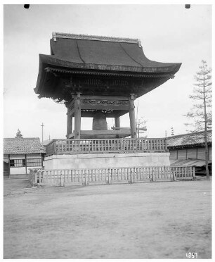 Kyoto. Tempel Higashi Hongan-ji. Große Glocke in Glockenturm