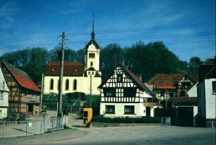 Häuser, Platz, dahinter Kirche