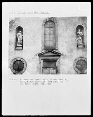 Hauptfassade mit Sankt Katharina und Sankt Goar