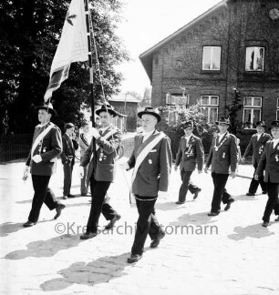 Schützenfest: Veranstalter Ahrensburger Schützengilde: Umzug: Fahnenabordnung Hans Warnow, Günter Paulsen, Dietrich Falke, Schützenkönig Bruno Nagel, 23. Juni 1957