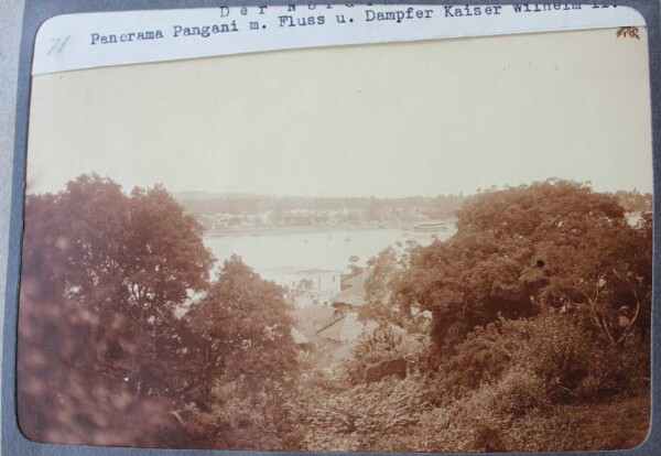 Le nord du pays. Panorama Pangani avec la rivière et le bateau à vapeur Kaiser Wilhelm II.