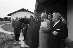Breisach. Direktor Knäble erklärt Minister Seebohm den Bau des Rheinseitenkanals, mit Regierungspräsident Dichtel