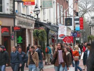 Passanten in der Grafton-Street, Zentrum von Dublin