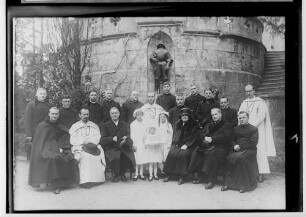Primizfeier Eisele in Sigmaringen 1931; Gruppenbild vor dem Treppenaufgang zum Schloß; im Mittelpunkt Neupriester Eisele, davor Primizbräutchen