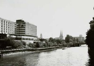 Berlin. Ehemaliges "Palast-Hotel". Blick von der Friedrichsbrücke über die Spree zum Palast-Hotel