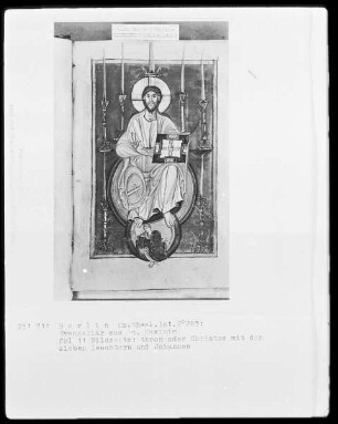 Thronender Christus mit den sieben Leuchtern, ihm zu Füßen Johannes, Folio 11recto