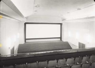 Kinosaal mit Leinwand