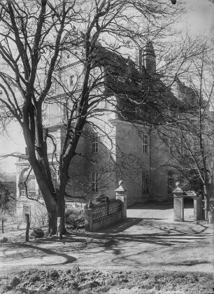 Schloss. Ansicht mit Toranlage