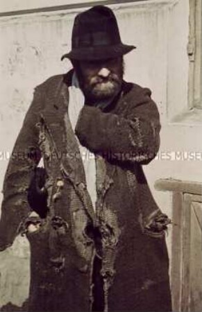 Rzeszow, Mann in zerlumpter Kleidung