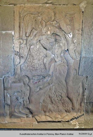 Die Stifterbildnisse der Ostfassade : Adarnase I. wendet sich mit seinem Sohn Kobul Strategos kniend dem Erzengel Gabriel zu Christus im mittleren Relief