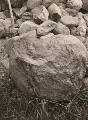 Lausitzer Gebirge, Niedergrund (Dolní Podluží) bei Warnsdorf. Verwitterung zu kugeligen Blöcken, Abspringen einzelner Schalen