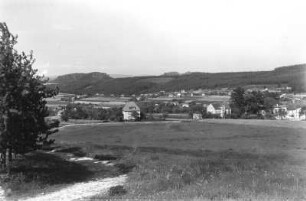 Rosenthal-Bielatal. Siedlungsteile Hermsdorf mit Zweiseithof und Reichstein am Gegenhang. Blick von der Panoramahöhe nach Ostnordost gegen Gohrisch-, Papst- und Lampertsstein