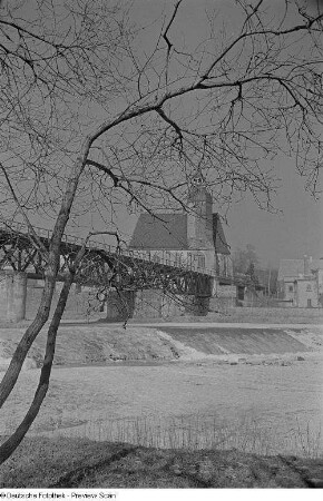 Blick auf Petrikirche und Brücke über die Zwickauer Mulde im Winter