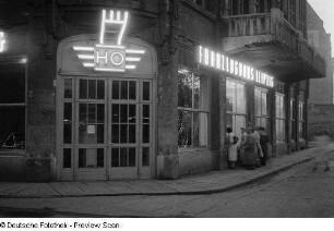 Außenansicht des HO-Fahrzeughauses Leipzig bei Nacht