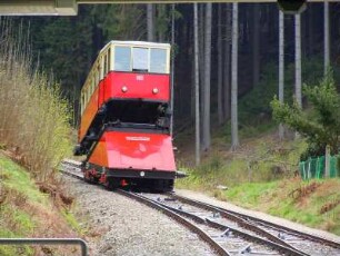 Standseilbahn bei Oberweissbach : Von der Talstation Obstfelderschmiede überwindet die steilste Standseilbahn der Welt für normalspurige Eisenbahnwagen auf einer Länge von 1360 m einen Höhenunterschied von 320 m bis zur Bergstation. Aufgenommen bei Oberweissbach am 29. April 2012