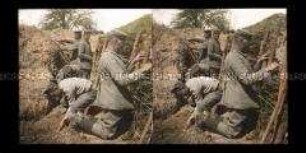 Soldaten beim Ausbessern des Schützengrabens