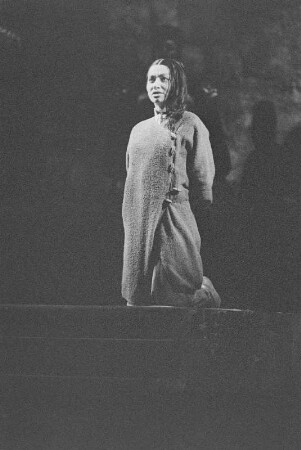 Szenenbilder aus der Oper "Turandot" von Giaccomo Puccini in der Inszenierung von Walter Felsenstein (musikal. Leitung: Václav Neumann, Bühnenbild und Kostüme: R. Heinrich). Komische Oper Berlin, 25.01.1958 : Mit Sigrid Ekkehard in der Titelpartie, Hermin Esser als Kalaf, Herbert Rössler als Timur, Erwin Wohlfahrt als Pang, Uwe Kreyssig als Ping, Werner Enders als Pong, Irmgard Arnold als Liu u. a.