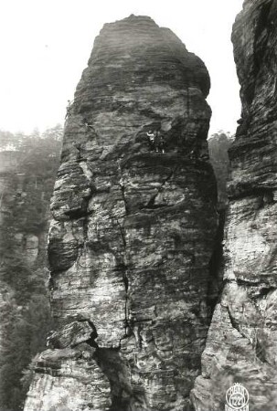 Böhmische Schweiz, Elbtal, rechtes Ufer (Labské údolí - Pravý břeh ). Gamsspitze (Kamzičí hrot). Seilschaft Schöne im Elbweg (Labská cesta, VIIa)