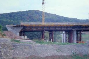Bau A 71: Brückenpfeiler und Schalung der Brücke über der Straße Arnstadt-Gehren zwischen Behringer Schenke und Traßdorf