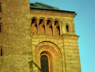 Ansicht von Osten-Nördlicher Querhausarm im oberen Bereich mit mehrfach abgestuftem Fenstergewände sowie darübiger Zwerggalerie