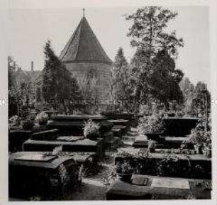 Nürnberg, Friedhof St. Johannis, Blick zur Holzschuher-Kapelle