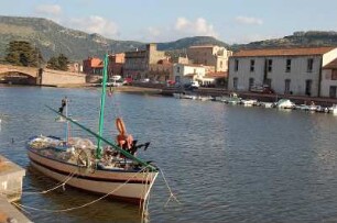 Insel Sardinien - Unterstadt von Bosa : Temo-Fluß mit Fischerboot und Unterstadt von Bosa, Westküste, 2006