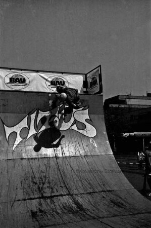 Rathausplatz: Titus-Show-Team aus Münster zeigt Stunts mit Rollschuhen, Skateboards und Bicycle Motocross-Fahrrädern (BMX-Fahrrad) auf einer Veranstaltung des Baugewerbeverbands Schleswig-Holstein für die Ausbildung als Handwerker