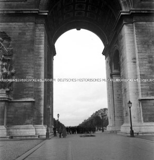 Soldaten und Offiziere Im Bogen des Arc de Triomphe in Paris
