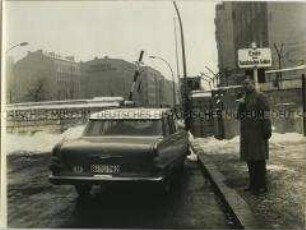 Am Grenzübergang Invalidenstraße / Chausseestraße in Richtung Ost-Berlin