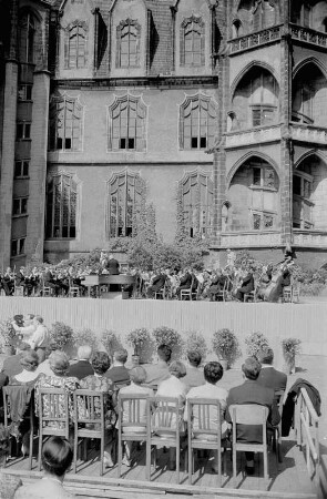 Meißen-Altstadt, Burghof. Konzert vor der Albrechtsburg anläßlich des Jubiläums 250 Jahre Meißner Porzellan