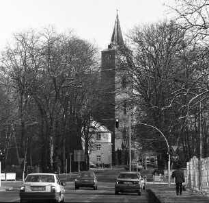 Bernau. Pfarrkirche St. Marien (um 1280, 1400/1519 Umbau, 1839/1846 Neubau Turm, 1979/1989 Renovierung). Ansicht von Westen