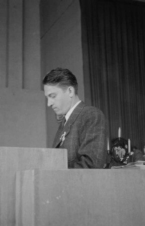 Versammlung des II. Parlament der FDJ im Hamburger Hof in Meißen : Pfingsten 1947