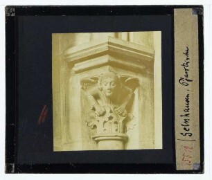 Gelnhausen, Marienkirche : Kapitell mit Engel an der Chorsockelwand