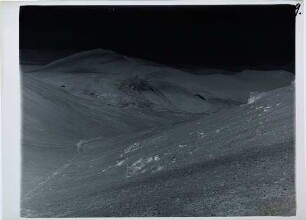 Gebirgslandschaft mit sanft abfallenden, gerölligen Hängen