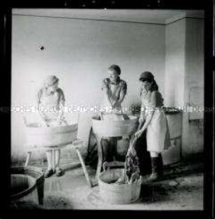 Arbeitsmaiden beim Wäschewaschen im Reichsarbeitsdienstlager Tellingstedt