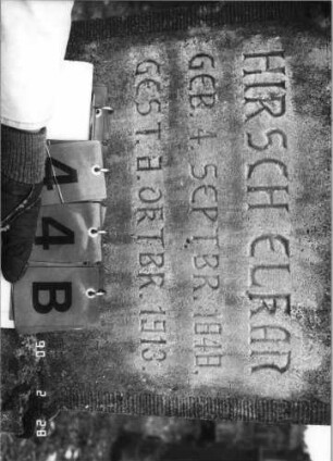 Grabstein 44 (Index: 100114917) Material: ? Zustand: gut Maße HxBxT: 220x56x32 cm Beschreibung: Obelisk auf gestuftem Sockel: Grabstein 44B