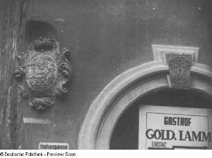 Wappen des Domstifts : Bautzen, Hohengasse 16/Ecke Heringstraße. Wohnhaus, ehemaliges Gasthaus "Goldenes Lamm " (bezeichnet 1726). Fassadendetail mit Wappen des Domstifts und Schlussstein des Eingangsportals