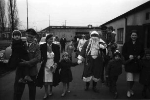 Nikolausbescherung für an Kinderlähmung erkrankte Kinder des "Wernerheims Wildbad" durch die Flußpionierkompanie 736 der Bundeswehr.