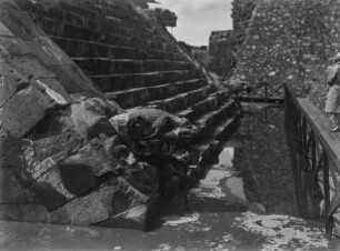 Kopfskulpturen in Teotihuacan : Reliefs in Form von Kopfskulpturen an der Frontseite des Tempels des Quetzalcoatl in der Tempelanlage von Teotihuacan.