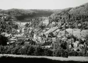 Ruhla, Stadtteilansicht : Ruhla. Mittlerer Stadtteil mit Hotel Bellevue. Blick von Emilienruh nach Südwesten das Bermbachtal aufwärts