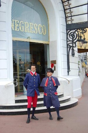 Portiers vor dem Eingang zum Luxus Hotel Negresco a der Promenade des Anglais