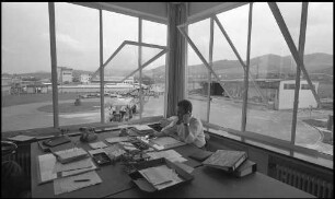 Freiburg: Ausblick aus Büro auf Lagerschuppen