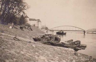 Torgau, Fischerboote am Ufer der Elbe. Blick auf die Elbbrücke