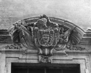 Halle (Saale), Jägerstraße 11, Portalsturz mit Medusenhaupt; Merseburgischer Meister