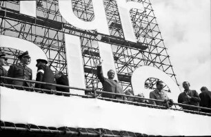 Berlin: Willy Brandt grüßt von Tribüne