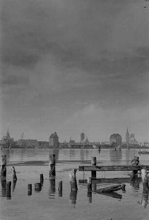 Stralsund. Panorama der Stadt über den Strelasund